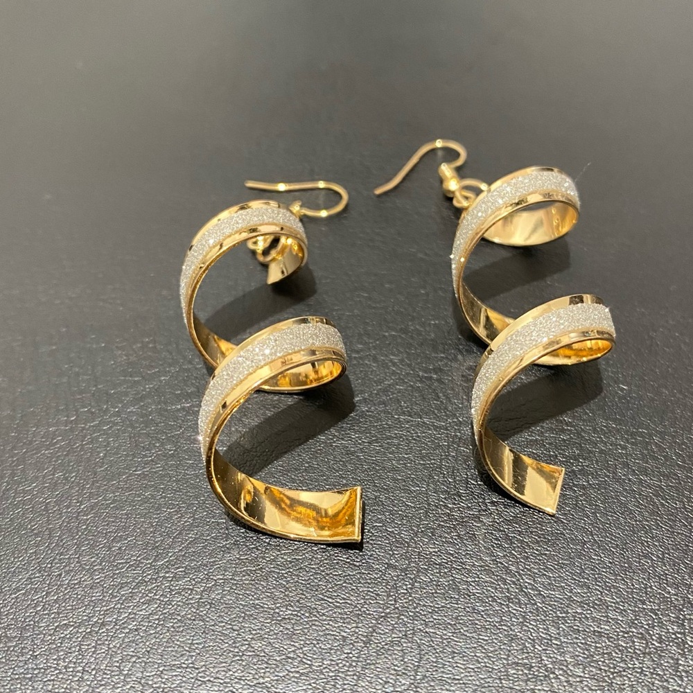 Pretty & Chic Gold Twisted Earrings Fashion Accessories Jewelry